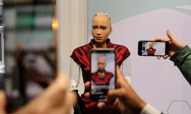 Humanoid Robot Sophia Becomes Metaverse's "AI Being" At NFT Auction